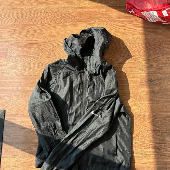 Nike Shell / Windbreaker in Black with hood - Picture 2 of 3